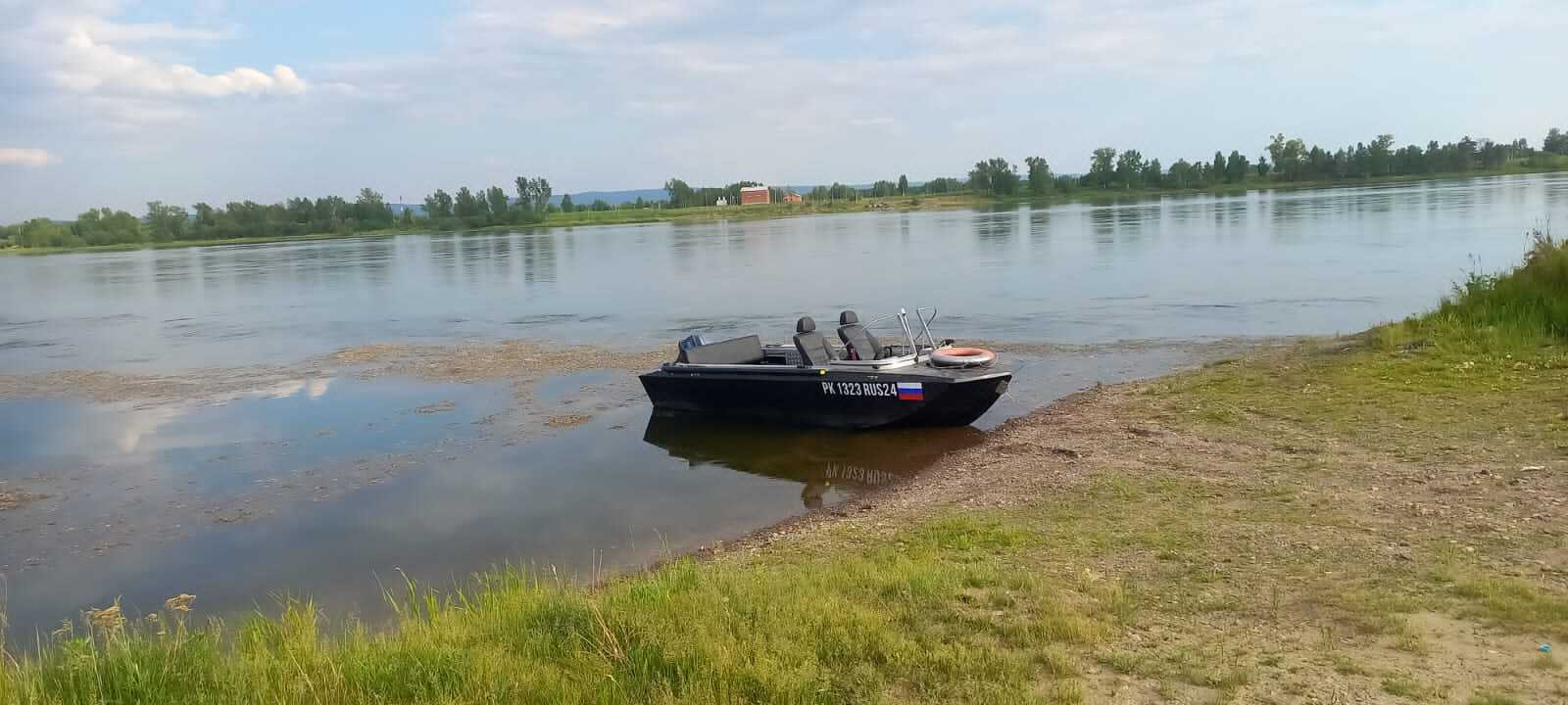 Катер Анривер на воде